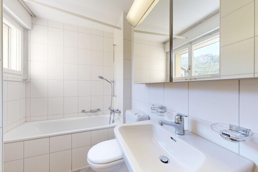 bad mit toilette, komplettes badezimmer, waschbecken, kombiniertes bad / dusche, und fliesenwand