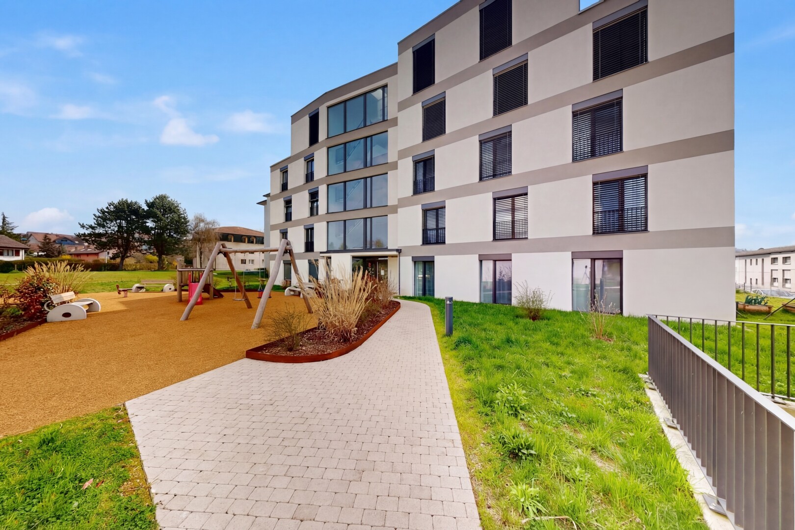 view of apartment building / complex