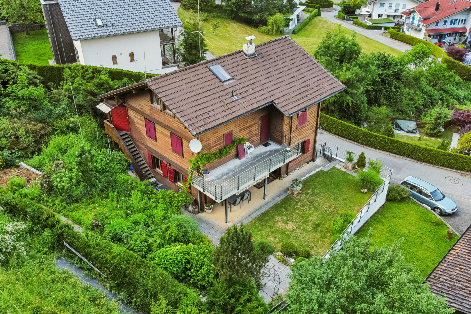außenansicht mit drone view, terrasse, rasen, treppen, und property visible
