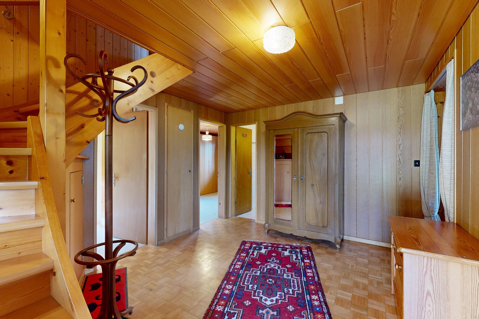 halle / korridor mit treppen, wood wall, holzwand, wood finish floor, und holzfußboden