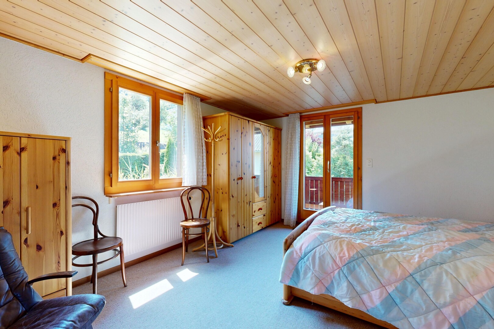 zimmer / schlafzimmer mit niedrige decke, low ceiling, außenzugang, holzdecke, und wood ceiling