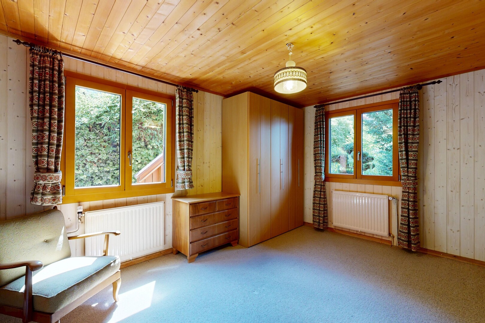 leerer raum mit kühler, teppich, carpet, holzwand, und wood wall