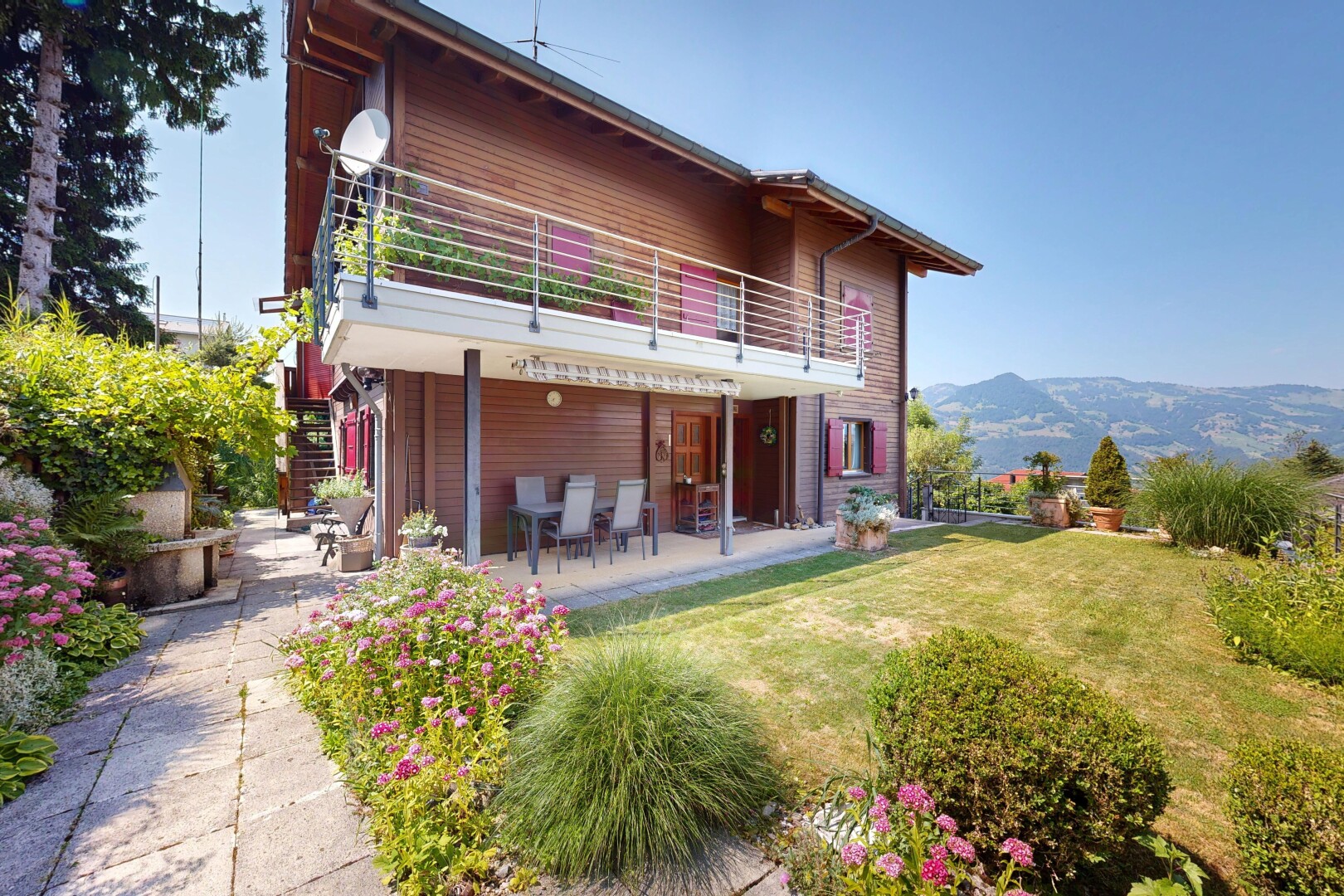 außenansicht mit horizontale verkleidung, rasen, terrasse, day time, und property visible