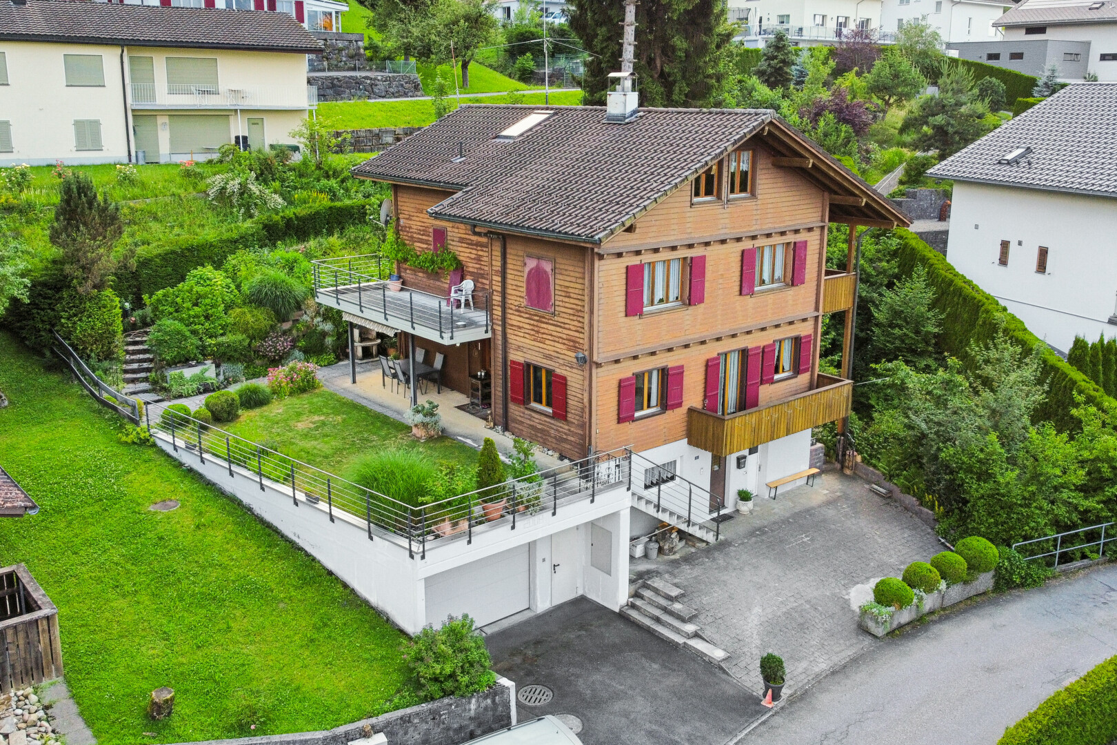 außenansicht mit drone view, rasen, horizontale verkleidung, schornstein, und terrasse