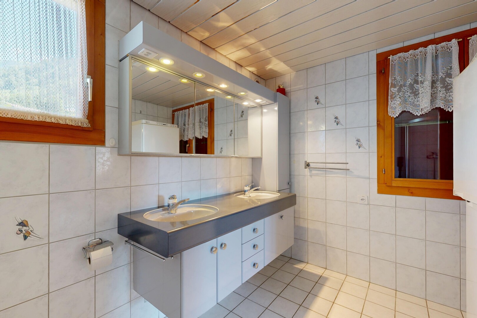 bad mit fliesenwand, tile wall, doppelwaschtisch, komplettes badezimmer, und waschbecken