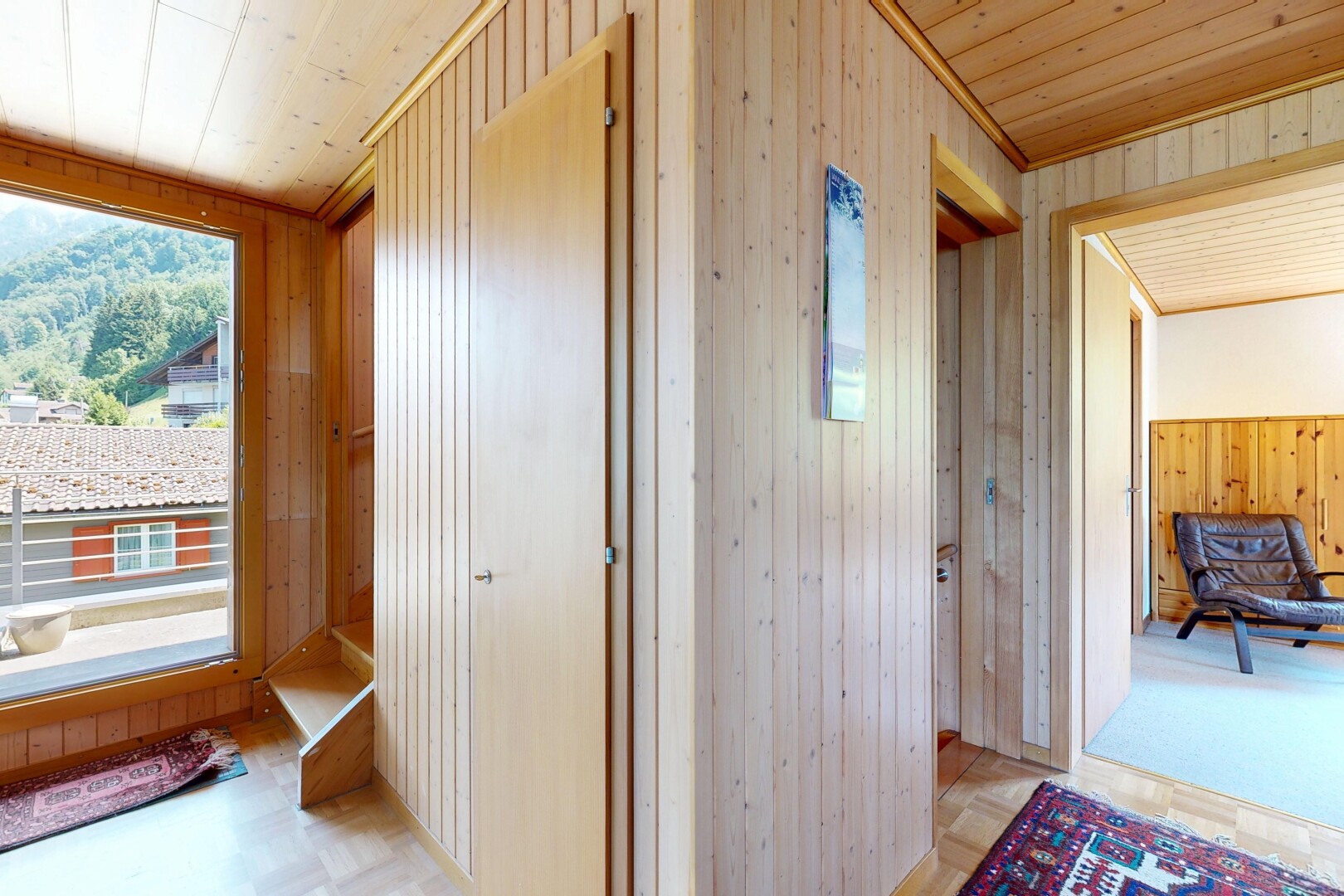 halle / korridor mit holzwand, wood wall, dated wood wall, inside property, und holzdecke