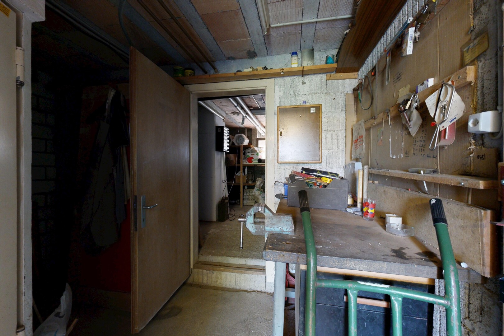 küche mit werkstatt und inside property