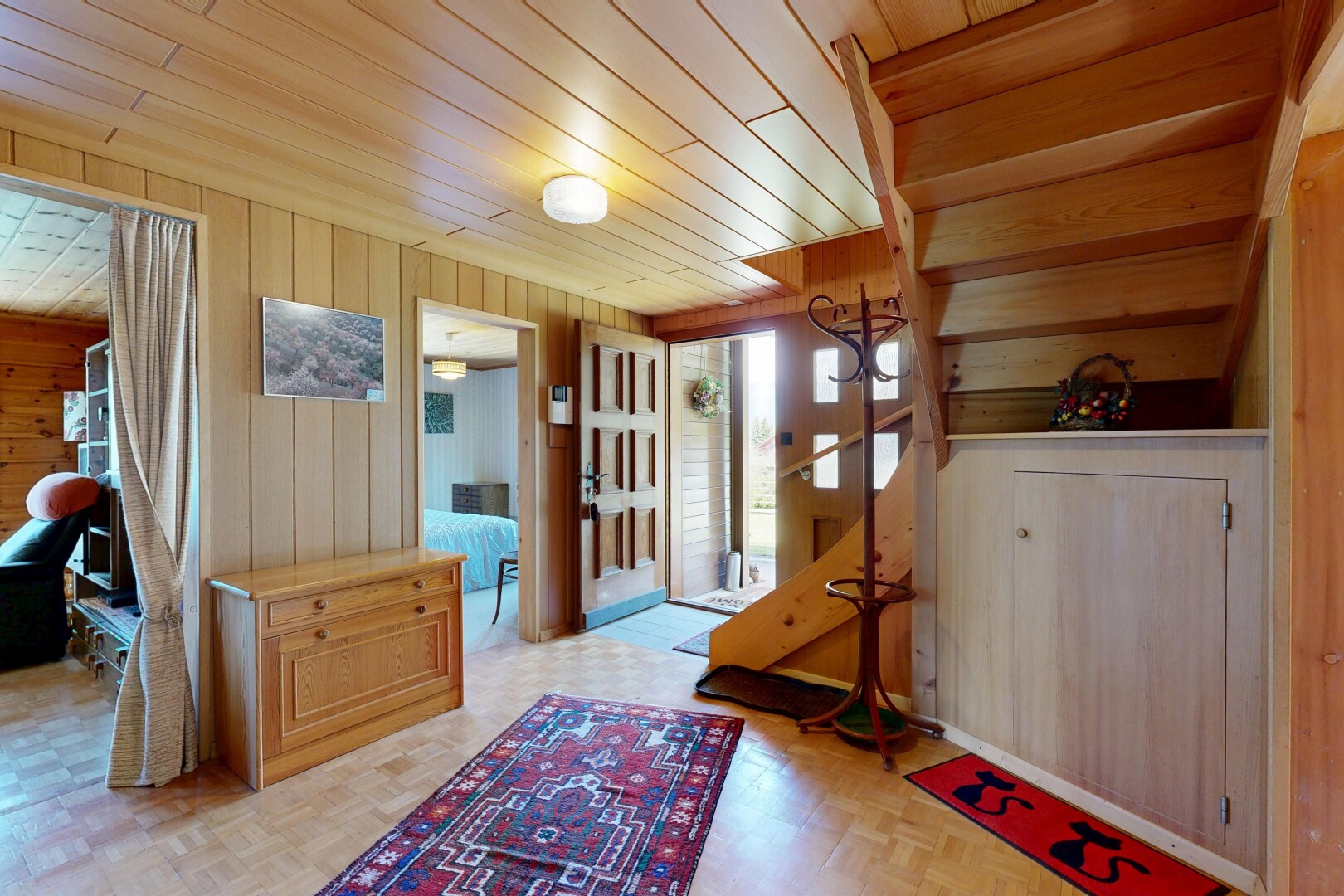 halle / korridor mit holzwand, wood wall, inside property, dated wood wall, und light floor