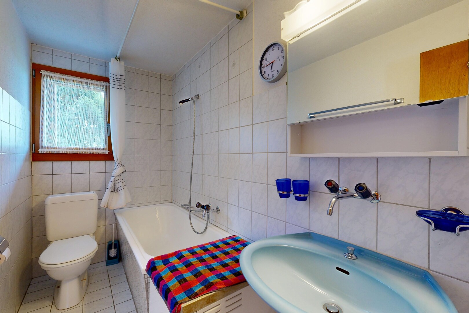 bad mit toilette, fliesenwand, tile wall, waschbecken, und komplettes badezimmer