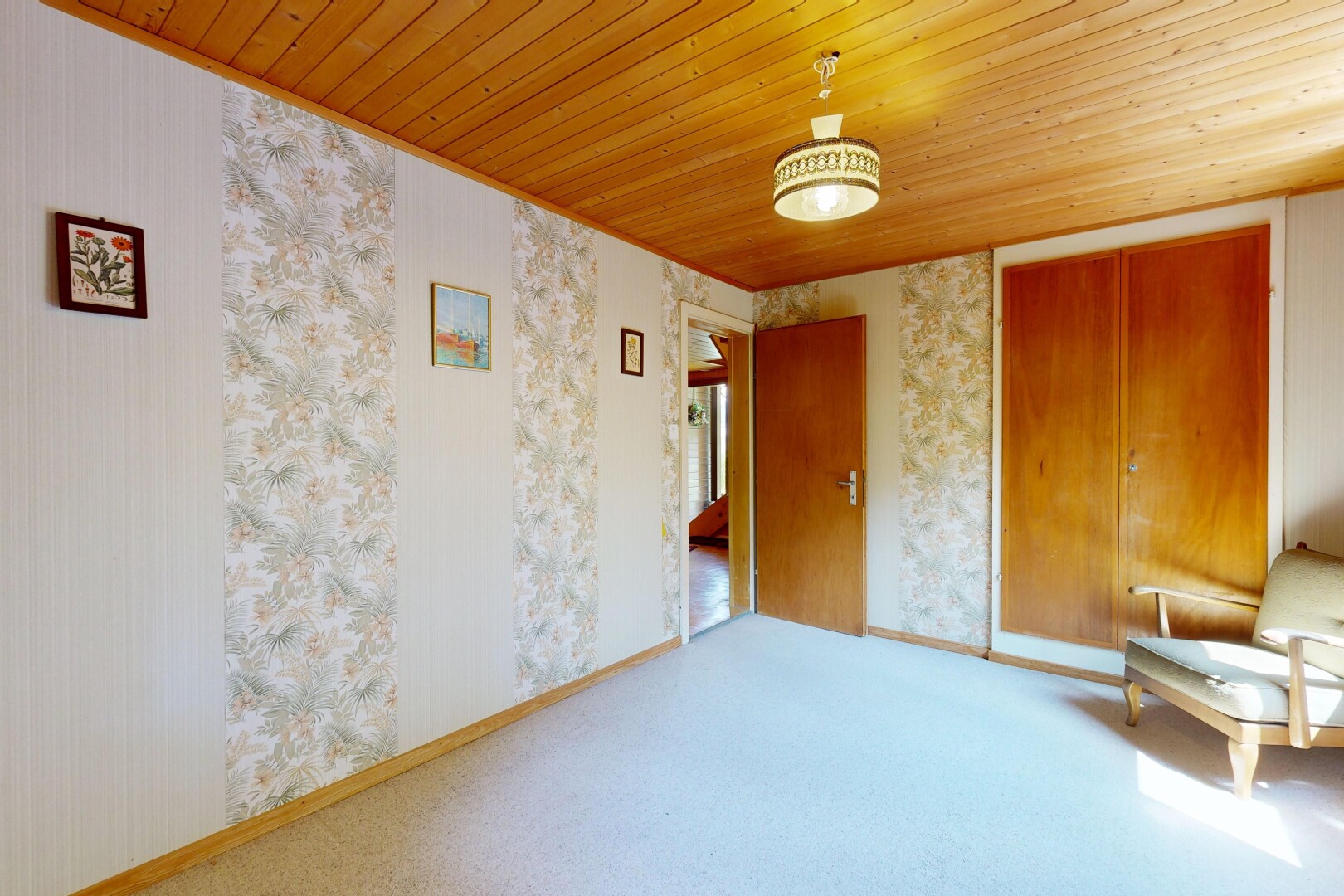 leerer raum mit kleiderschrank, wood ceiling, holzdecke, wallpaper wall, und tapetenwand