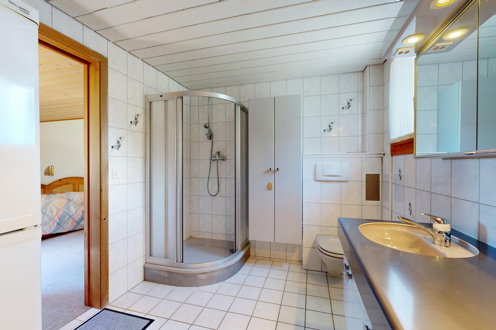 bad mit fliesenwand, tile wall, komplettes badezimmer, spiegel, und waschbecken