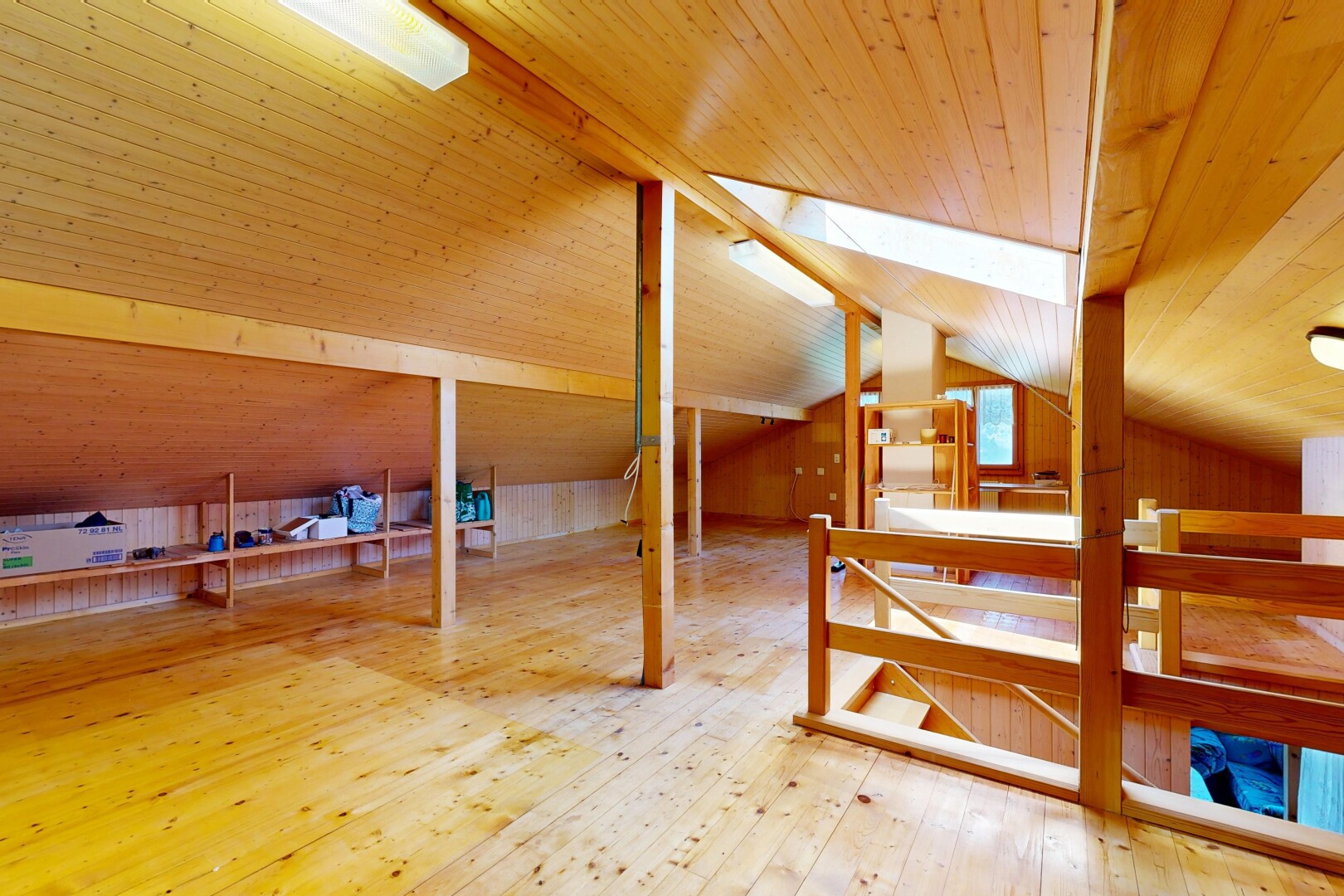 treppe mit low ceiling, niedrige decke, dachfenster, hardwood floor, und wood finish floor