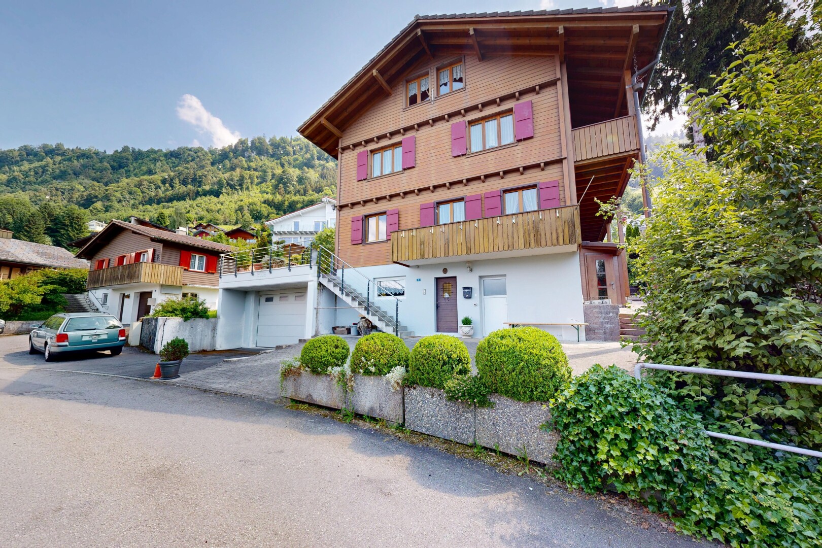 außenansicht mit horizontale verkleidung, balkon, treppen, und day time