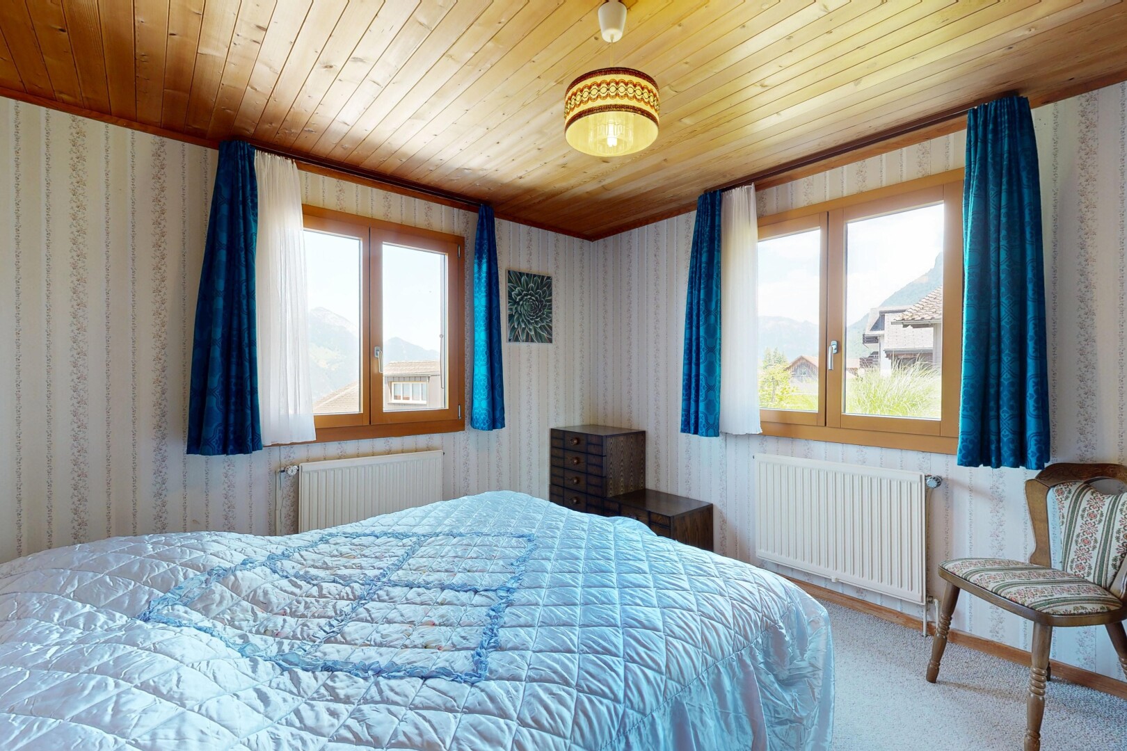 zimmer / schlafzimmer mit tapetenwand, wallpaper wall, kühler, problematic wallpaper, und holzdecke