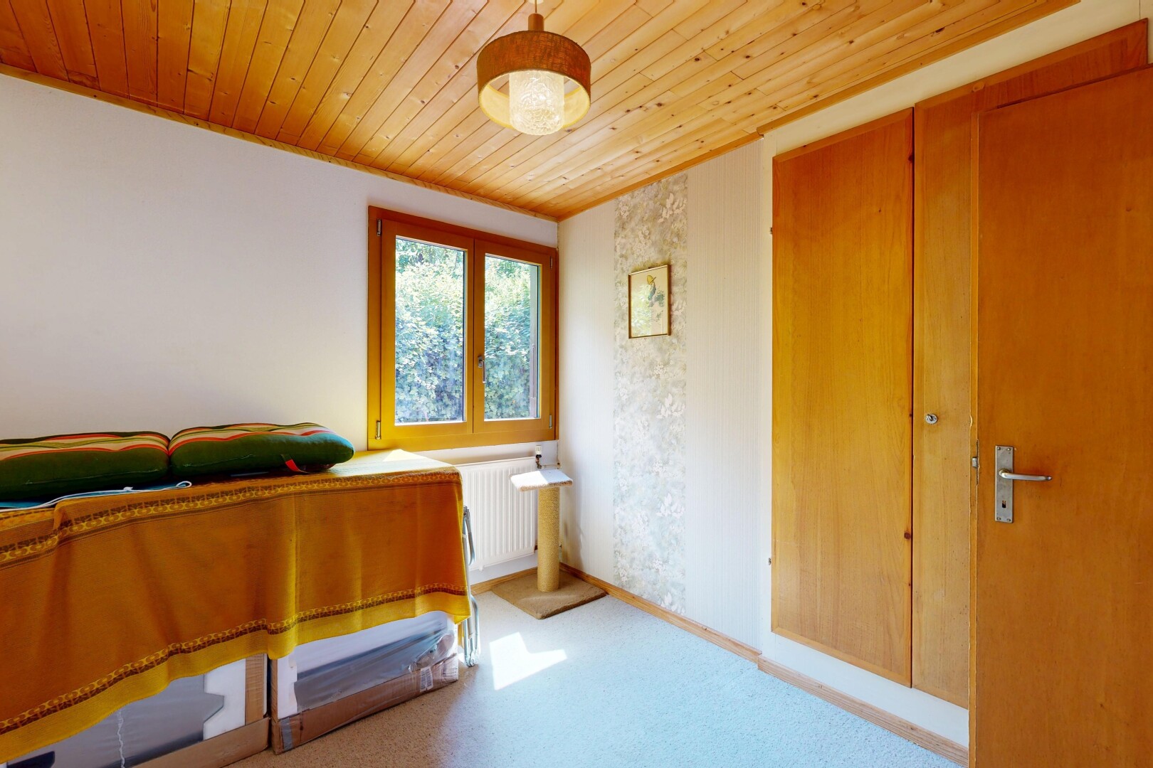 zimmer / schlafzimmer mit holzdecke, wood ceiling, pendelleuchte, kühler, und inside property