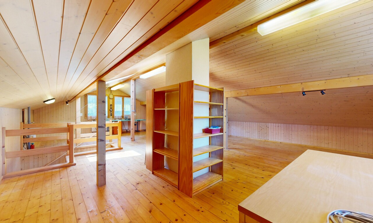 leerer raum mit wood ceiling, holzdecke, vaulted ceiling, dachschräge, und hardwood floor