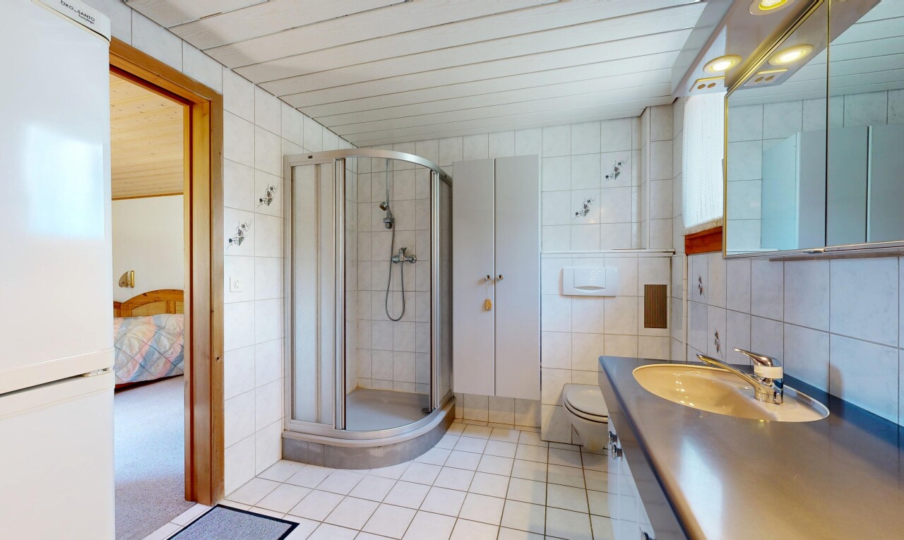 bad mit fliesenwand, tile wall, komplettes badezimmer, spiegel, und waschbecken