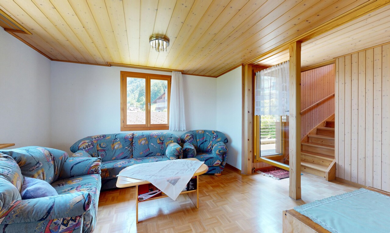 wohnzimmer mit treppen, holzfußboden, wood finish floor, niedrige decke, und low ceiling