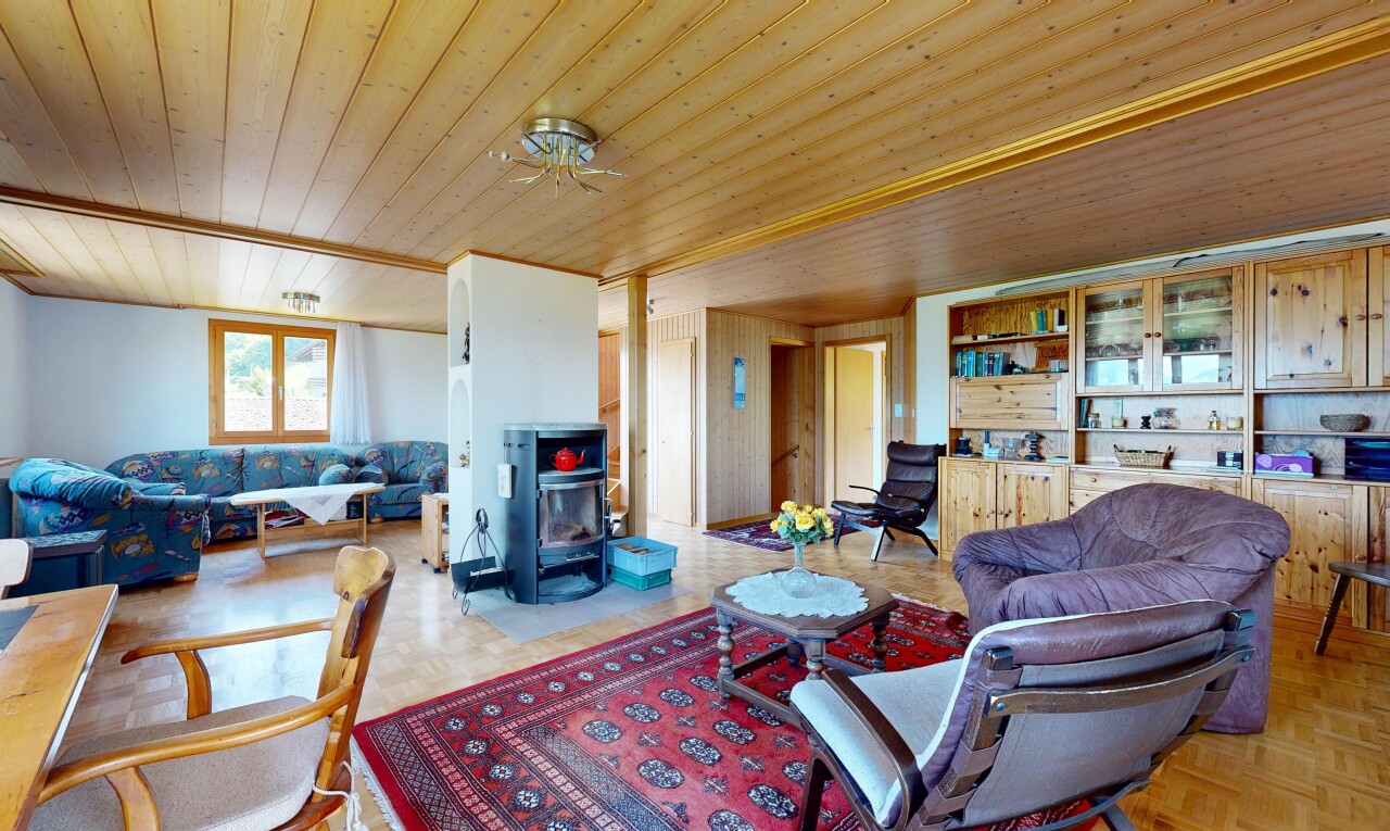 wohnzimmer mit wood ceiling, holzdecke, holzofen, eingebaute regale, und inside property