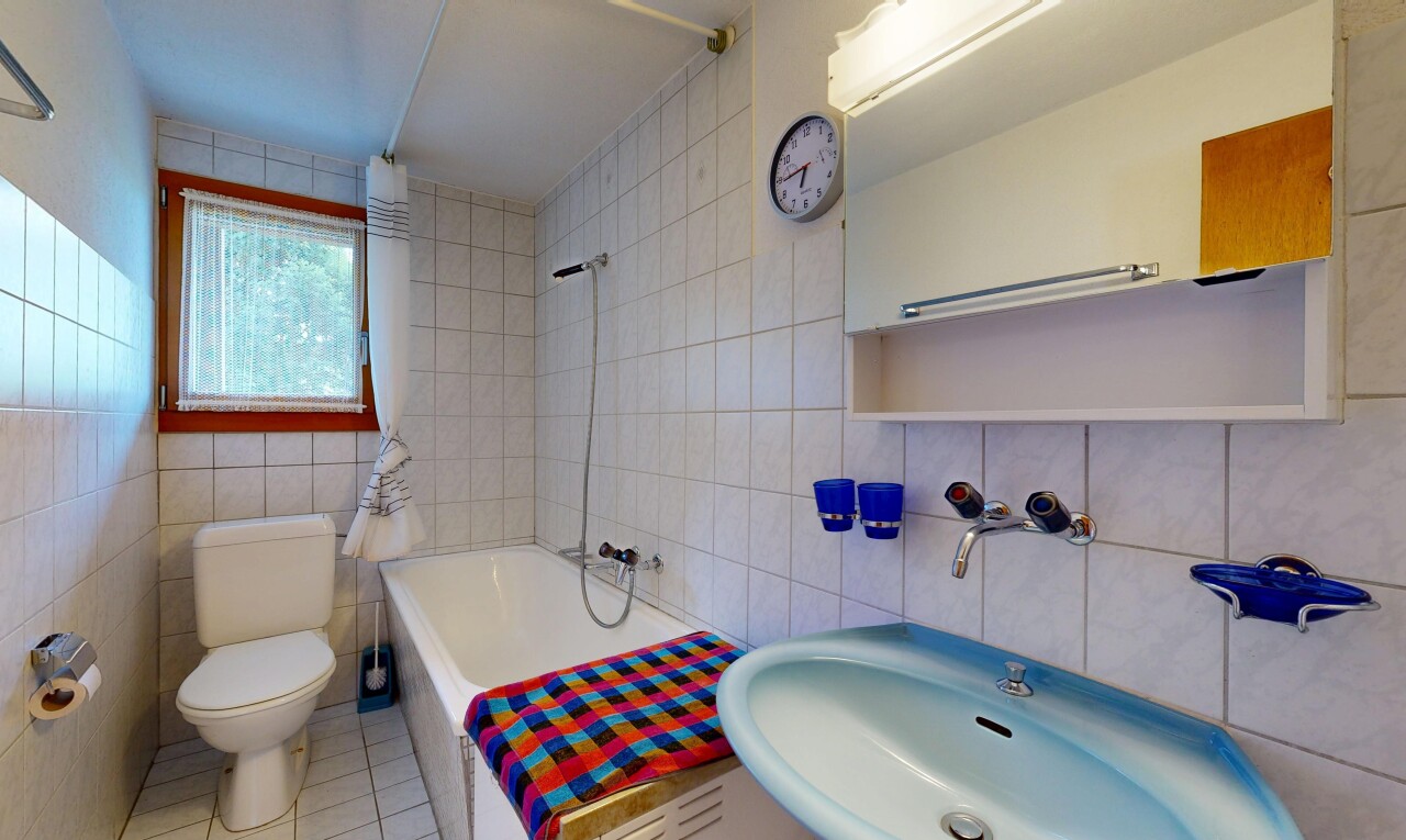 bad mit toilette, fliesenwand, tile wall, waschbecken, und komplettes badezimmer