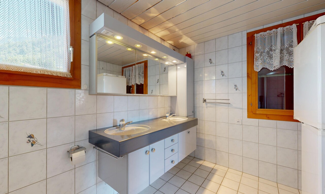 bad mit fliesenwand, tile wall, doppelwaschtisch, komplettes badezimmer, und waschbecken