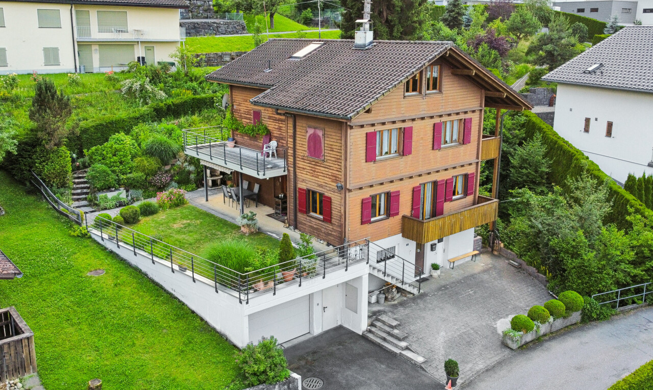 außenansicht mit drone view, rasen, horizontale verkleidung, schornstein, und terrasse