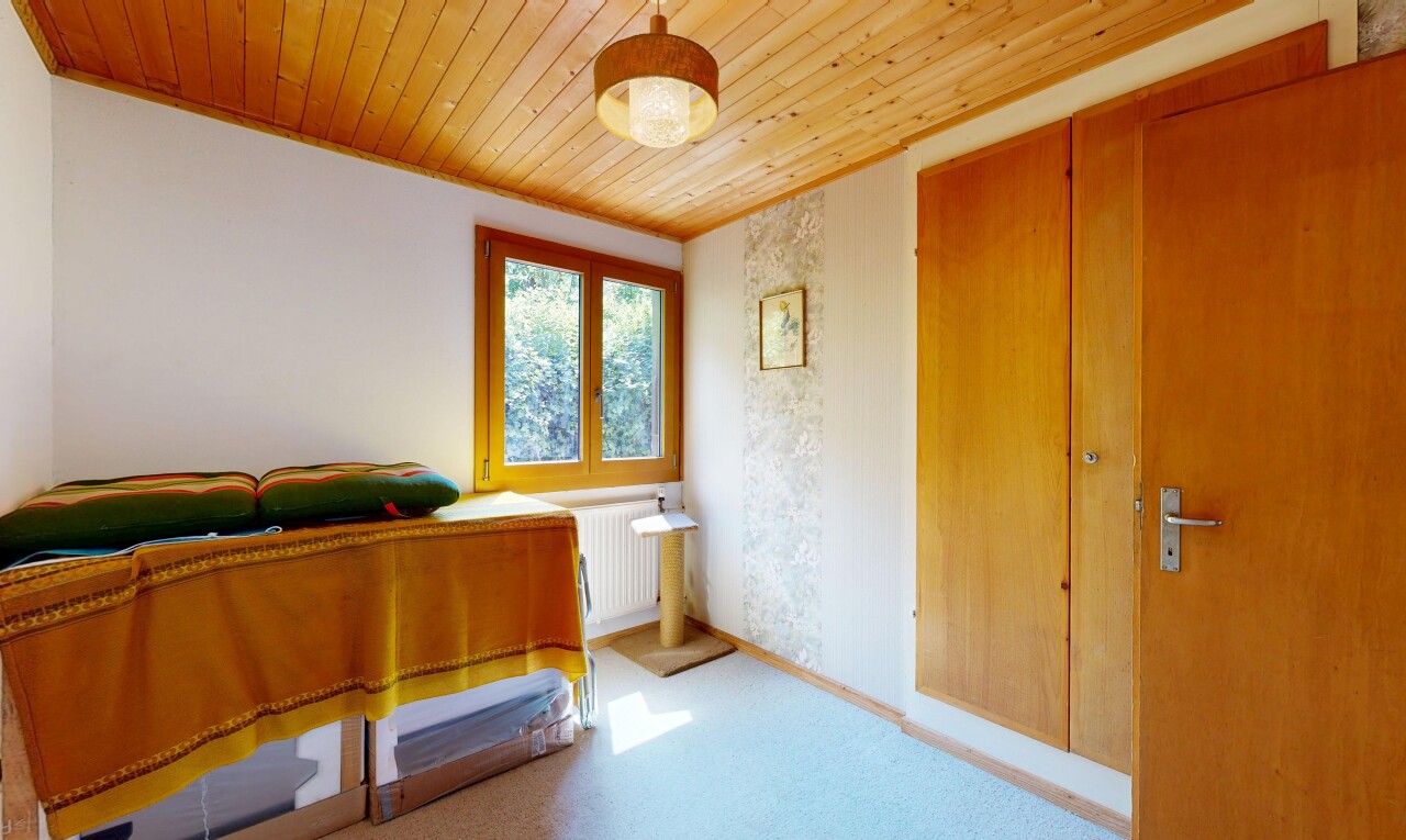zimmer / schlafzimmer mit holzdecke, wood ceiling, pendelleuchte, kühler, und inside property