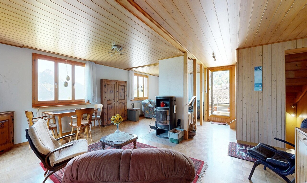 wohn- / esszimmer mit holzofen, holzwand, wood wall, dated wood wall, und holzdecke