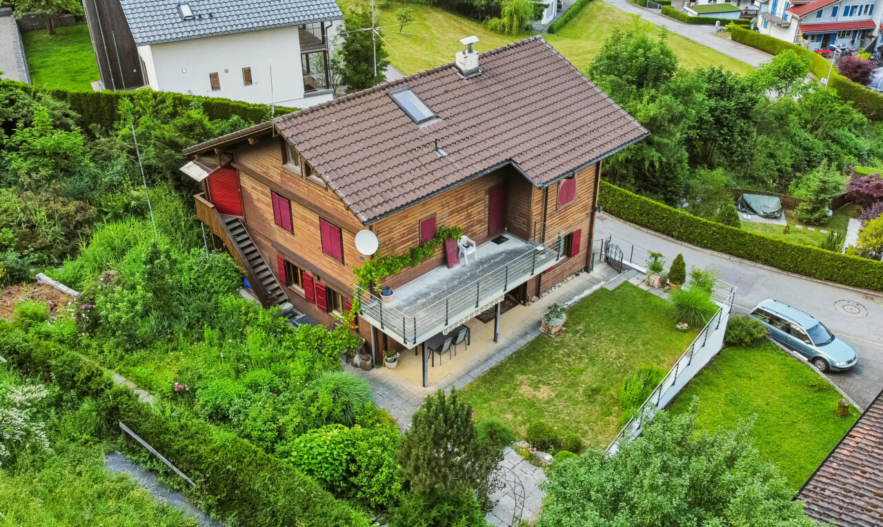 außenansicht mit drone view, terrasse, rasen, treppen, und property visible