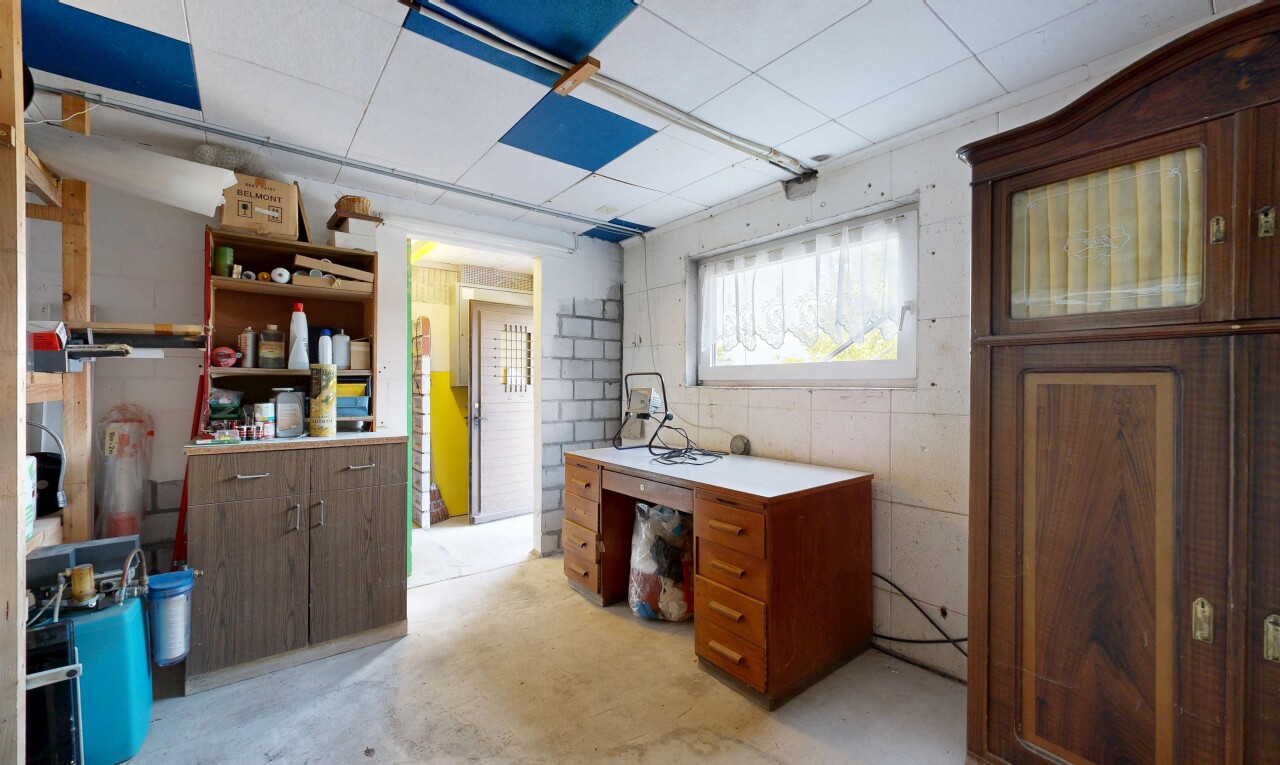 küche mit natürliches licht, concrete floor, betonboden, inside property, und light floor