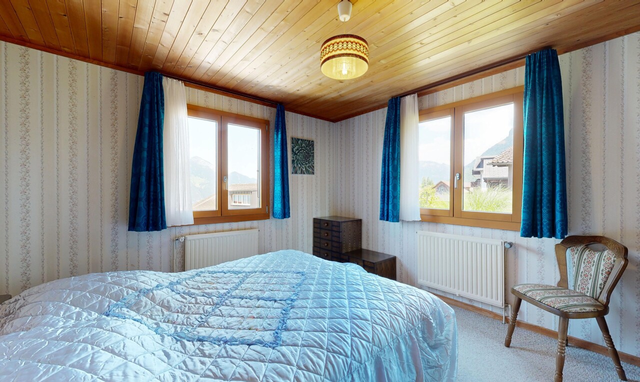 zimmer / schlafzimmer mit tapetenwand, wallpaper wall, kühler, problematic wallpaper, und holzdecke