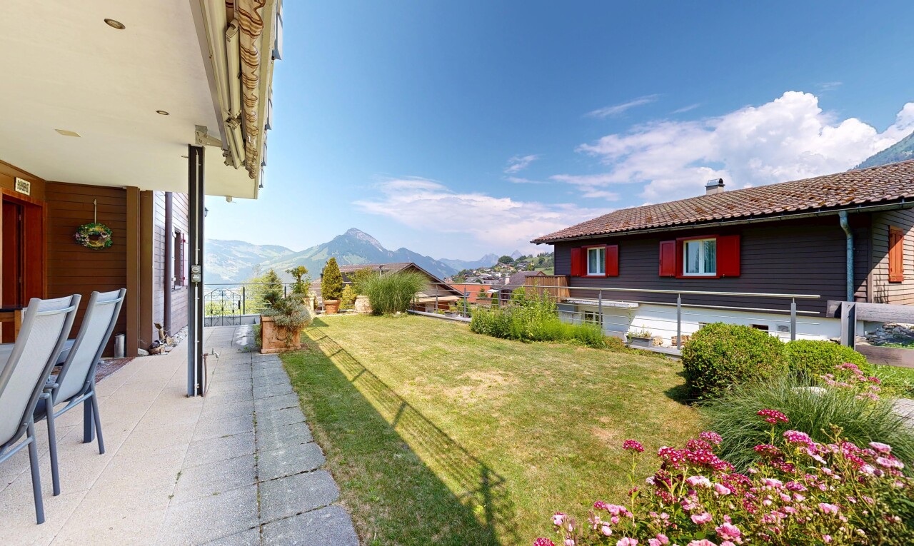 garten mit from property, rasen, mountain view, blick auf die berge, und day time