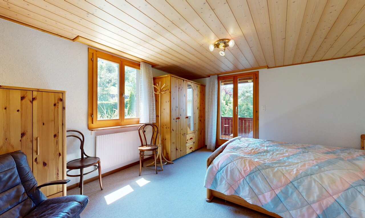 zimmer / schlafzimmer mit niedrige decke, low ceiling, außenzugang, holzdecke, und wood ceiling