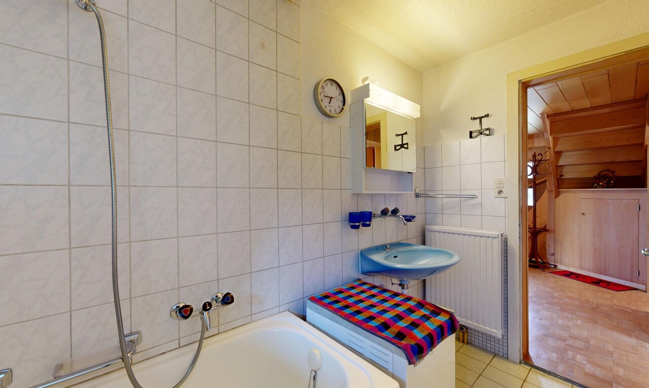 bad mit bad, komplettes badezimmer, fliesenwand, tile wall, und kühler