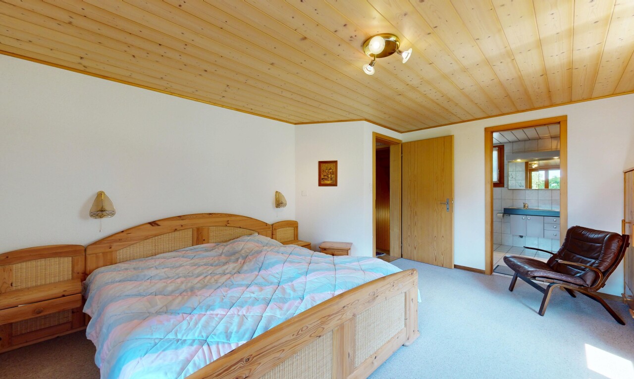 zimmer / schlafzimmer mit holzdecke, wood ceiling, gipskartonwand, drywall, und teppich