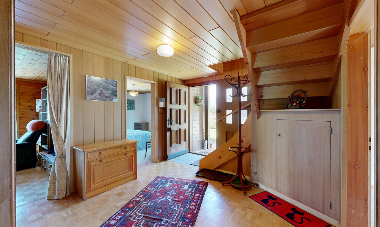 halle / korridor mit holzwand, wood wall, inside property, dated wood wall, und light floor