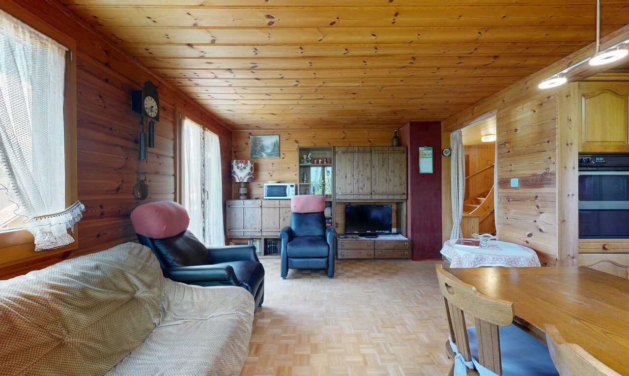 wohn- / esszimmer mit dated wood wall, holzwand, wood wall, holzfußboden, und wood finish floor