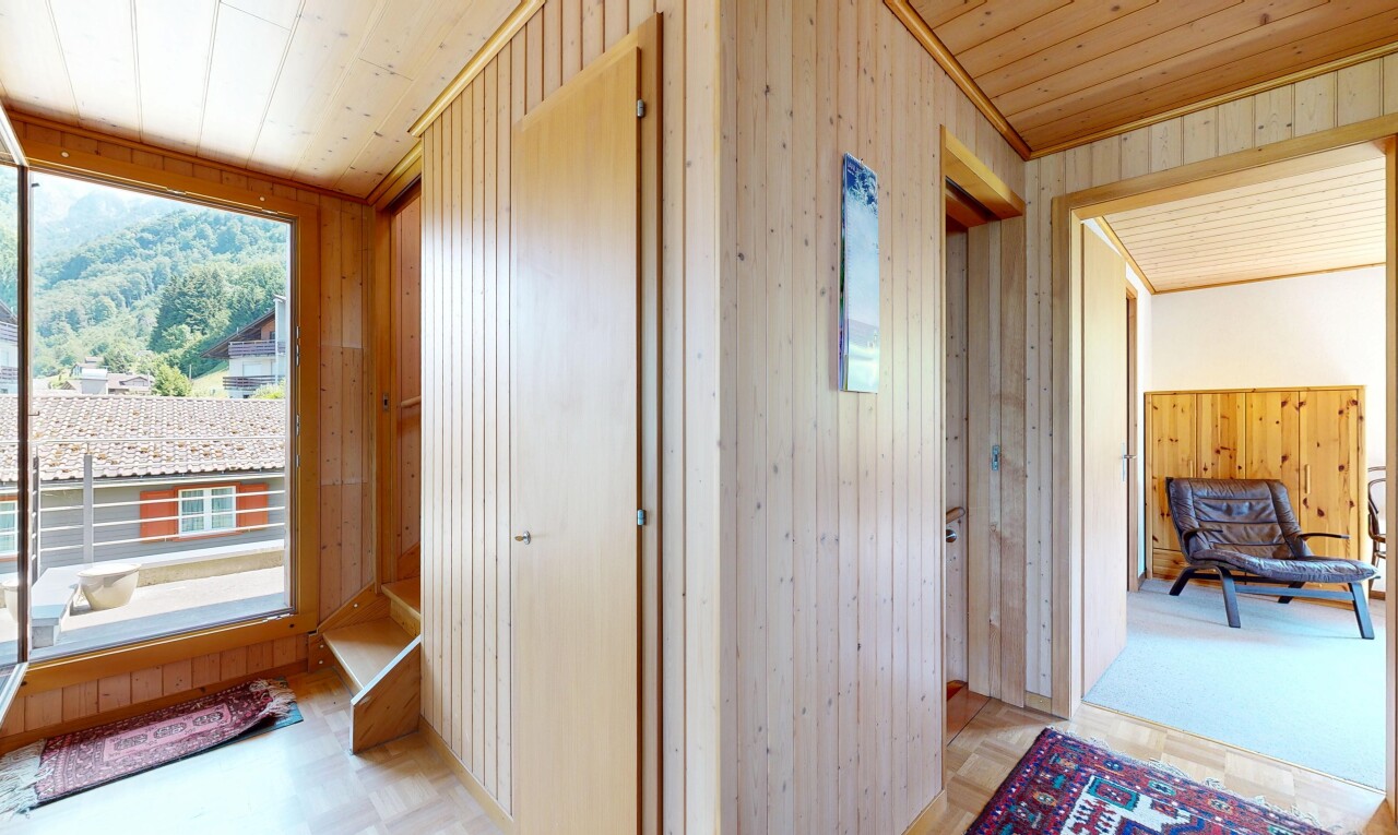 halle / korridor mit holzwand, wood wall, dated wood wall, inside property, und holzdecke