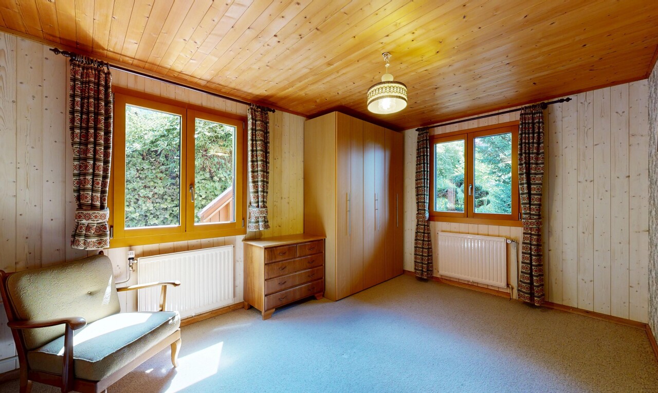 leerer raum mit kühler, teppich, carpet, holzwand, und wood wall