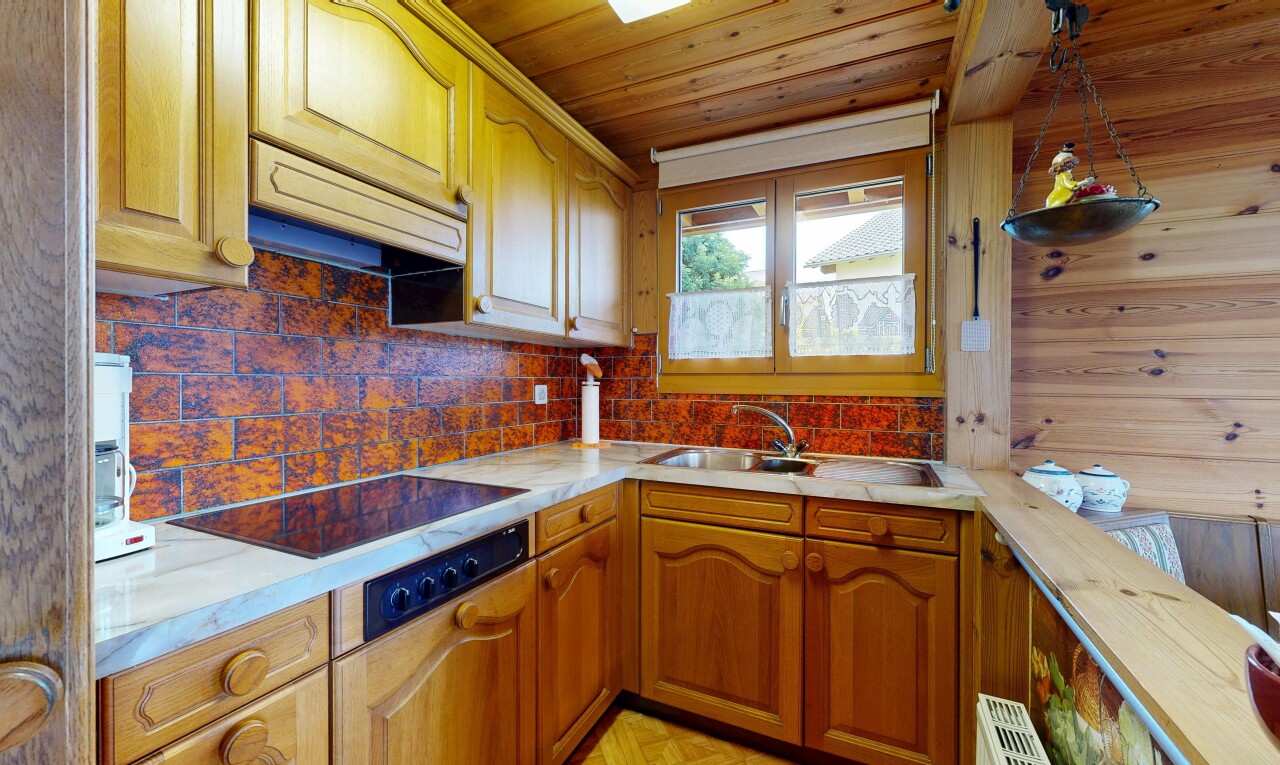 küche mit light countertops, arbeitsplatten, arched cabinets, bogenförmige schränke, und raised cabinets