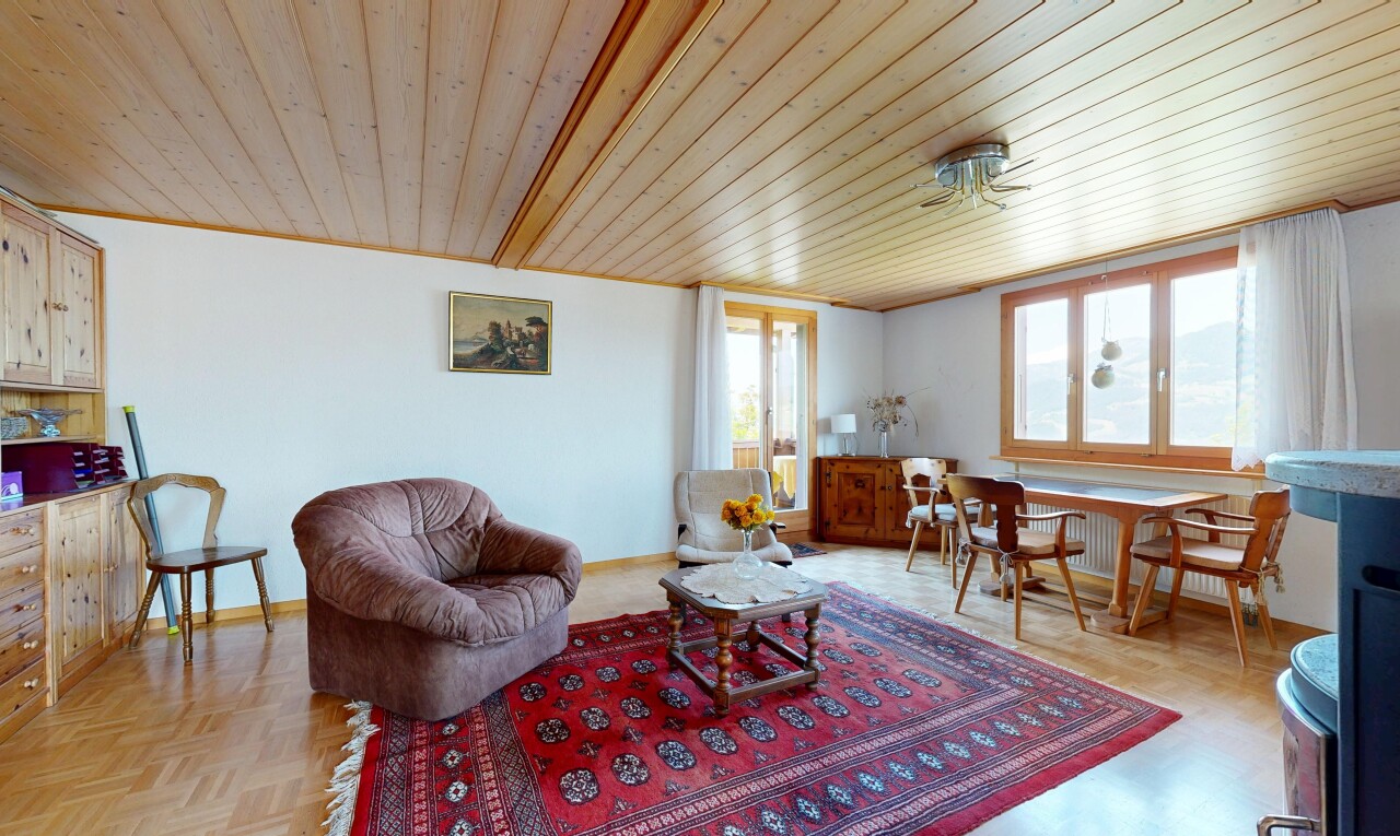 wohn- / esszimmer mit wood ceiling, holzdecke, drywall, gipskartonwand, und wood finish floor