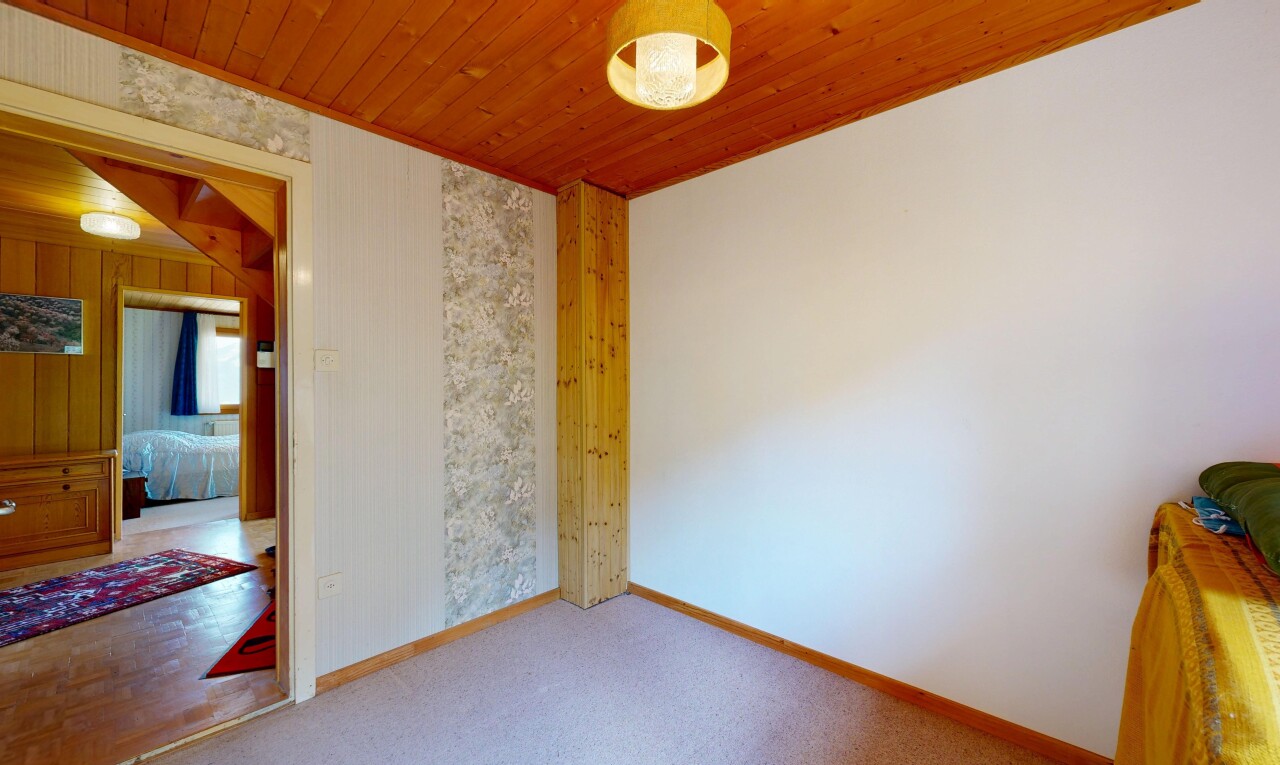 leerer raum mit holzdecke, wood ceiling, high end ceiling, sockelleisten, und baseboards wall