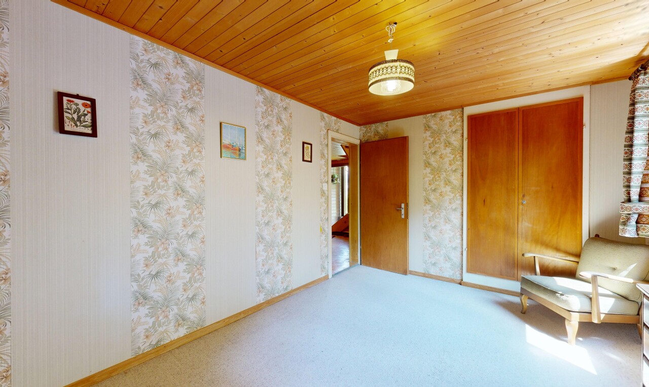 leerer raum mit kleiderschrank, wood ceiling, holzdecke, wallpaper wall, und tapetenwand
