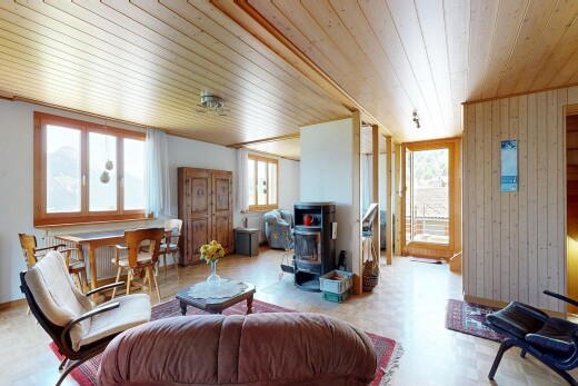 wohn- / esszimmer mit holzofen, holzwand, wood wall, dated wood wall, und holzdecke