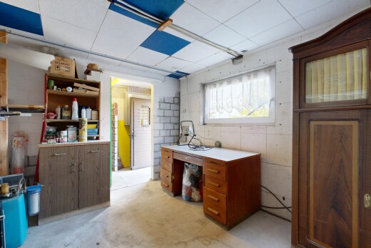 küche mit natürliches licht, concrete floor, betonboden, inside property, und light floor
