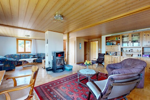 wohnzimmer mit wood ceiling, holzdecke, holzofen, eingebaute regale, und inside property