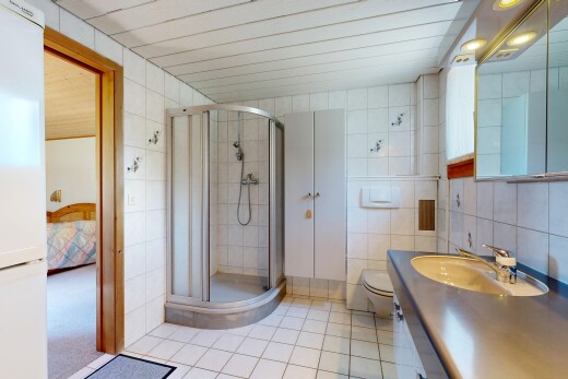 bad mit fliesenwand, tile wall, komplettes badezimmer, spiegel, und waschbecken