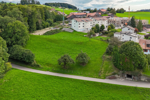 außenansicht mit rasen und day time