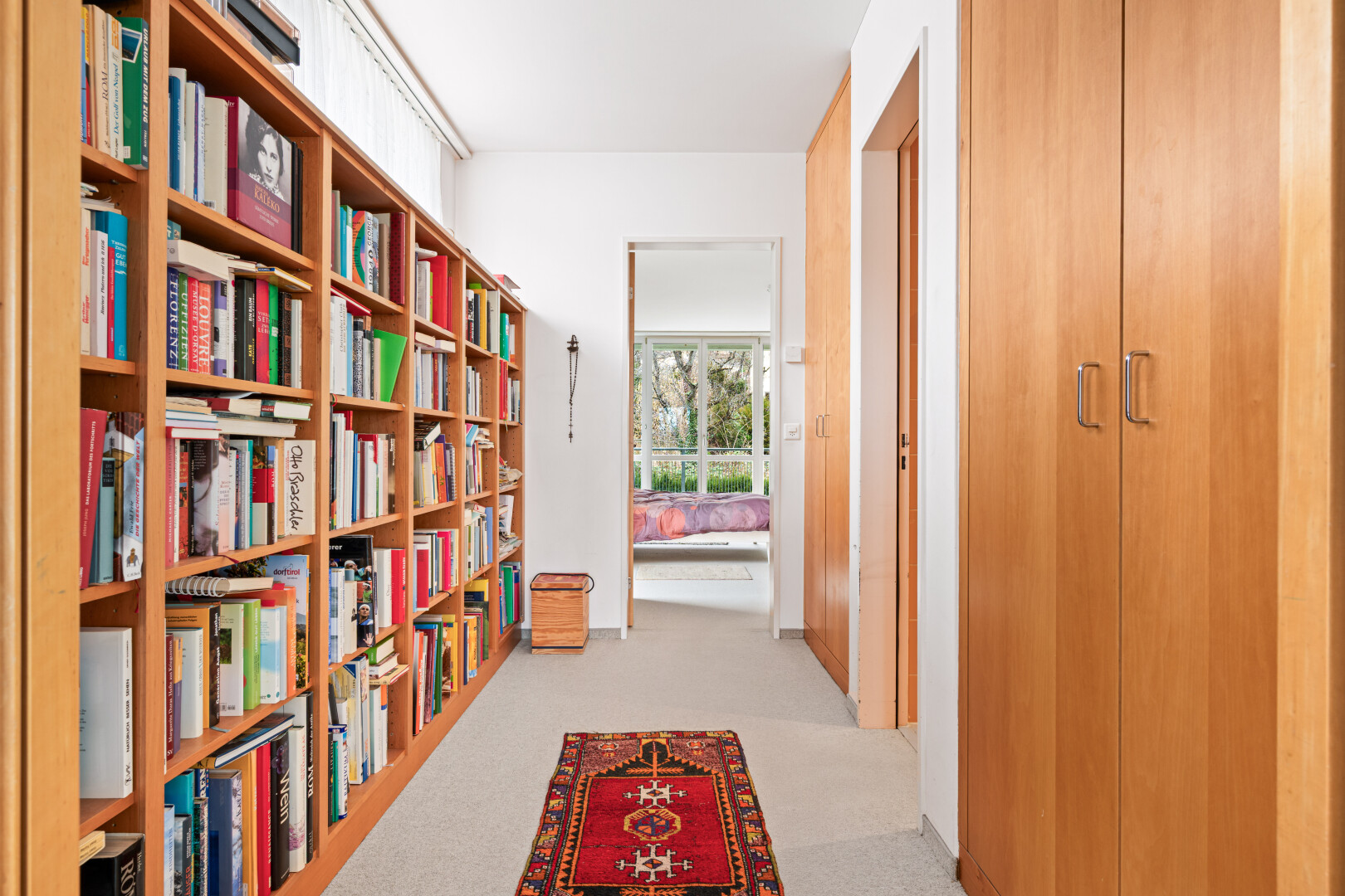 halle / korridor mit gipskartonwand, drywall, inside property, teppich, und carpet