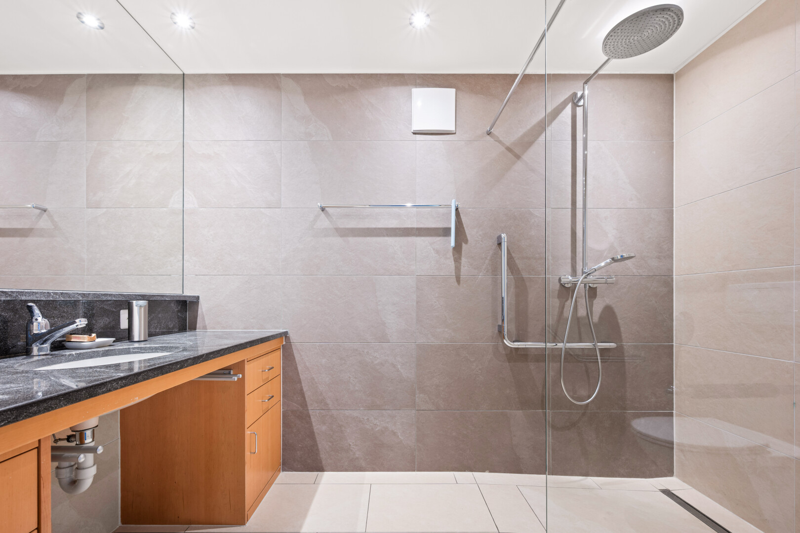 bad mit schminktisch, komplettes badezimmer, dusche, inside property, und waschbecken